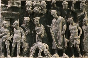 Das Victoria und Albert Museum. Relief, das einen Anschlag auf das Leben des Buddha zeigt. 100-200. Schiefer. Gandhara/Nordwestpakistan. Vereinigtes Königreich von Unbekannt