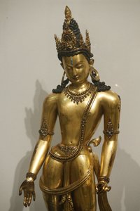 Das Victoria und Albert Museum. Der Bodhisattva Avalokiteshvara (Padmapani, Träger des Lotus). 1300-1400. Malla-Dynastie. Nepal. Vergoldetes Kupfer mit Edel- und Halbedelsteinen. Vereinigtes Königreich