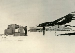 Die Winterquartiere der Discovery-Expedition am Hut Point, ca. 1908, 1909