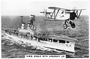 Der Flugzeugträger HMS Eagle und ein Fairey Flycatcher Flugzeug, 1937 von Unbekannt