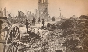 Die zerstörten Überreste von Ypern nach dem letzten Einschlag, der das Schlimmste angerichtet hat, und die Ruinen der berühmten...