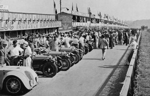 Die geschäftigen Boxen: vor dem Start des 24-Stunden-Rennens von Le Mans