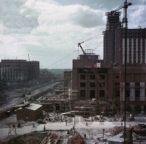 Der Bau des Hauptgebäudes der Moskauer Staatsuniversität auf den Lenin-Hügeln