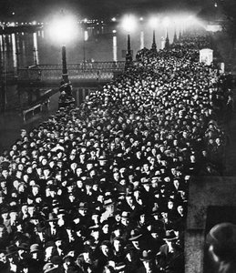 Die Menge wartet darauf, am Katafalk von König Georg V. in der Westminster Hall vorbeizugehen, London, Januar 1936