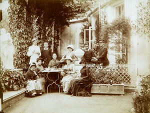 Die Familie von Herzog Fyodor Uvarov auf ihrem Landgut, Porechye, Russland, 1880er Jahre von Unbekannt