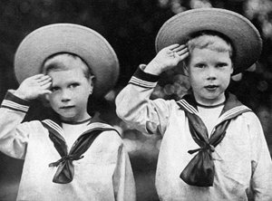 Der zukünftige König Edward VIII. rechts und der Herzog von York, um 1900 von Unbekannt