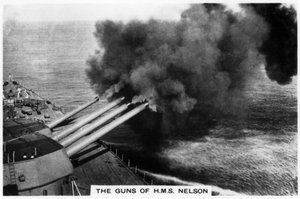 Die Geschütze des Schlachtschiffs HMS Nelson feuern, 1937