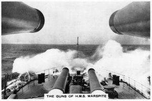 Die Kanonen des Schlachtschiffs HMS Warspite, 1937