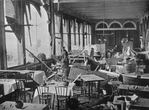 Das Innere des Grand Hotels, zeigt die durch den Beschuss verursachten Schäden, 1914