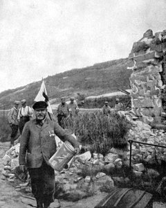 Der Bürgermeister von Ablain-Saint-Nazaire in den Ruinen der Gemeinde, 1915 von Unbekannt