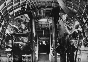 Die Mittelschiffschützen eines RAF-Flugboots an ihren Stationen, ca. 1940 von Unbekannt