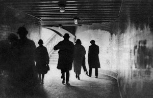 Der Eingang eines U-Bahn-Tunnels an der Themse, London, 1926-1927