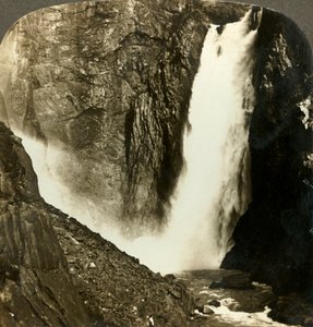 Die brodelnden Wasser des mächtigen Voringfos, einer der größten Wasserfälle Norwegens, ca. 1905 von Unbekannt