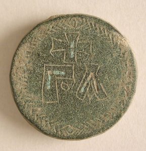 Drei runde Kupferlegierungs-Gewichte mit Kreuzen, Byzantinisch, 8.-9. Jahrhundert von Unbekannt