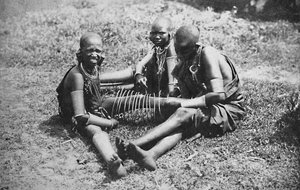 Drei junge Masai-Frauen, 1912 von Unbekannt