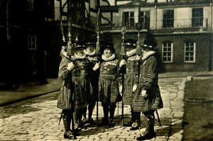 Yeoman Warders des Tower of London, um 1920