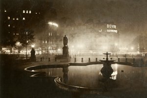 Trafalgar Square. Blick Richtung Charing Cross. London bei Nacht, 1928 von Unbekannt