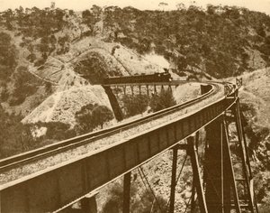 Zug überquert Viadukt, Mount Lofty Range, Südaustralien, 1930