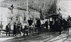 Straßenbahnstreik in Madrid, die Zivilgarde greift Streikende an, die versuchen, eine Straßenbahn zu stoppen, veröffentlicht in der Zeitschrift "Nuevo Mundo", Dezember 1919 (s/w Foto) von Unbekannt