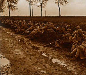 Truppen am Straßenrand, ca. 1914-1918 von Unbekannt