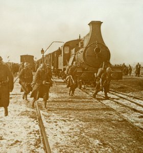 Truppen steigen aus dem Dampfzug, um 1914-1918