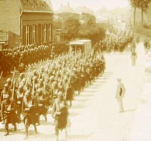 Truppen marschieren, Alveringem, Flandern, Belgien, ca. 1914-1918