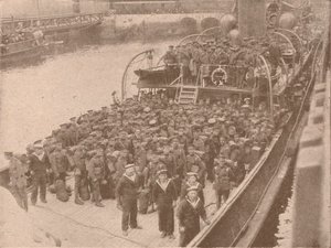 Truppen an Bord eines Kanaltransports, ca. 1915-1928 von Unbekannt