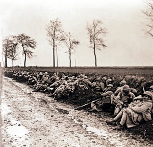 Truppen ruhen sich am Straßenrand aus, Nordfrankreich, um 1914-1918