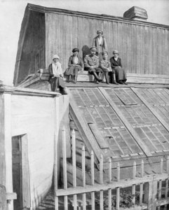Zar Nikolaus II. und seine Kinder sitzen auf einem Gewächshaus, Tobolsk, Sibirien, Russland, 1917