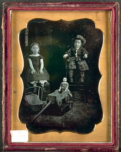 Zwei Kinder mit Spielzeug, um 1855