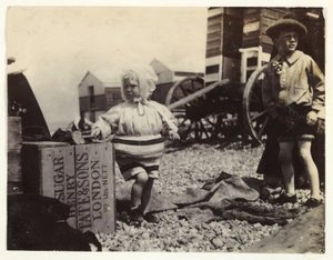 Zwei Kinder bei Badegeräten, um 1895 von Unbekannt