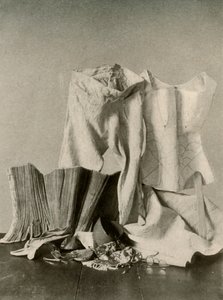 Zwei Paar Korsetts, Hosen, Perlenbeutel, Geldbörse und gestepptes Unterkleid, 18. Jahrhundert, 1937