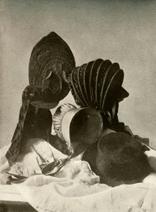 Zwei Seidenkalaschen, Reitkappe, Quäkerhaube, Hut, Handschuhe und Rock, 18. Jahrhundert, 1937 von Unbekannt