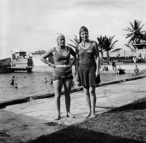 Zwei Frauen in Badeanzügen neben einem Schwimmbecken, Balboa, Panama