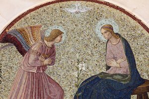 Tympanon-Mosaik, das die Verkündigung darstellt, in der Madonna della Scala Benediktinerabtei, Noci, Apulien, Noci, Italien
