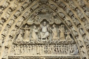 Tympanon des Portals des Jüngsten Gerichts: Christus des Gerichts. An seiner Seite, kniend, die Jungfrau Maria und St. Johannes, die für das Seelenheil bitten. Kathedrale von Amiens, Amiens, Frankreich