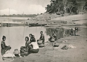 Typische Flussszene am großen Irrawaddy - Frauen baden und holen Wasser, 1900