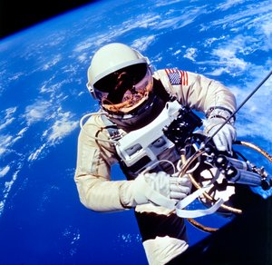 US-Astronaut Edward H. White II führt externe Aufgaben durch von Unbekannt