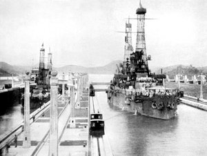 US-Kriegsschiffe passieren eine Schleuse, Panamakanal, Panama, 1926