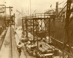 Entladen von Lebensmittelschiffen an den Royal Albert Docks, London