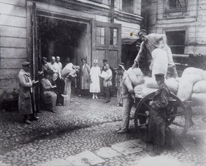 Entladen von Lebensmitteln, das Haus der Wissenschaftler, Petrograd, Russland, um 1920-1924 von Unbekannt