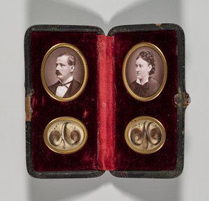 Unbetiteltes Etui mit Porträts eines Mannes und einer Frau und Haarschmuck, um 1870er Jahre