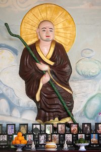 Van Hanh Zen-Buddhistisches Kloster. Buddhistischer Mönch über vietnamesischem Altar für Ahnen. Die Verehrung der Toten. Dalat. Vietnam von Unbekannt