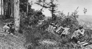 Vorhut der österreichisch-ungarischen Ulanen, die eine Lichtung im Wald besetzen, Erster Weltkrieg, 1917