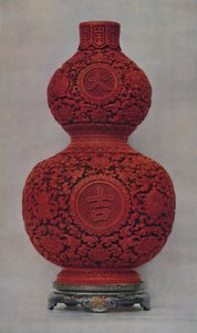 Vase aus geschnitztem rotem Lack auf olivgrünem Grund mit Ständer aus flachem Lack, 1928 von Unbekannt