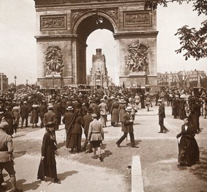 Siegesfeier, Zivilisten am Arc de Triomphe, Paris, Frankreich, Juli 1919