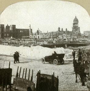 Blick von der Verteilungsstation der Moulder-Schule, zeigt Tonnen von Mehl auf dem Bürgersteig, 1906 von Unbekannt