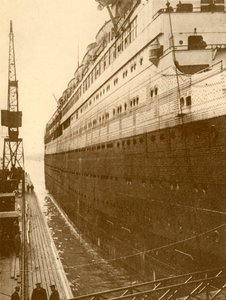 Ansicht der Steuerbordseite der Majestic beim Einlaufen in das Schwimmdock, ca. 1930