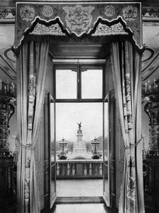 Blick auf das Victoria-Denkmal von innen im Buckingham Palace, London