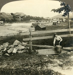Dorfkirche und Häuser von Kongsberg, neben den Stromschnellen von Laagen, Norwegen, um 1905 von Unbekannt
